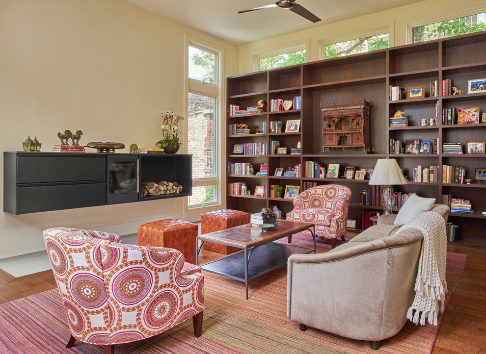 Ispirazione per un soggiorno classico con libreria e pavimento in legno massello medio