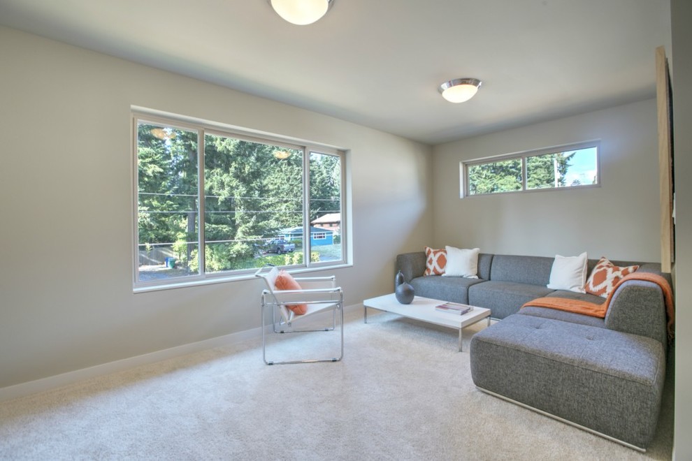 Modernes Wohnzimmer mit Teppichboden in Seattle