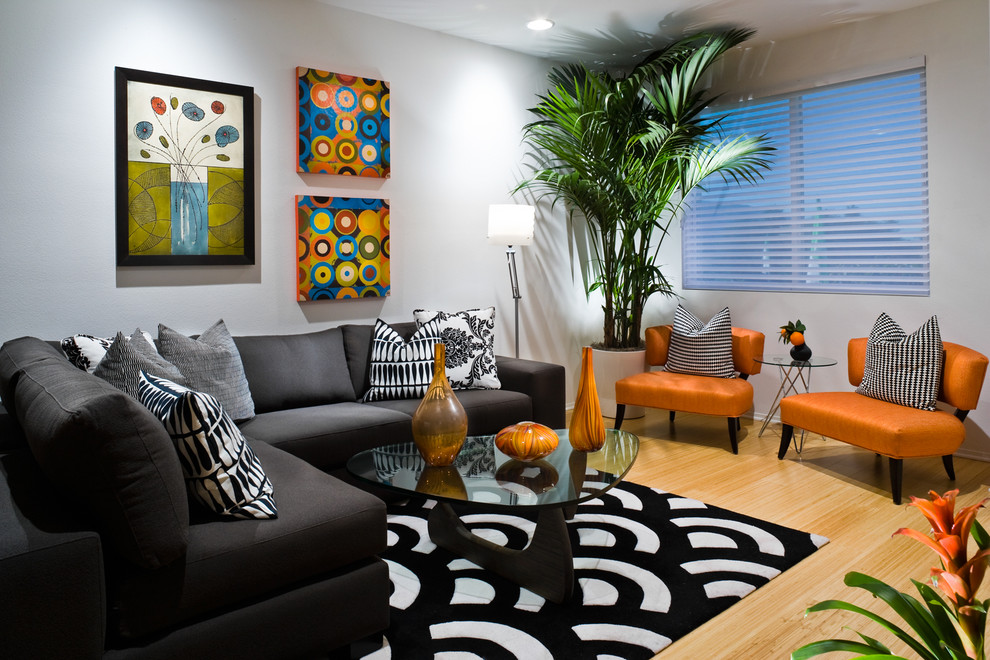Abgetrenntes Modernes Wohnzimmer mit weißer Wandfarbe, hellem Holzboden und beigem Boden in Orange County