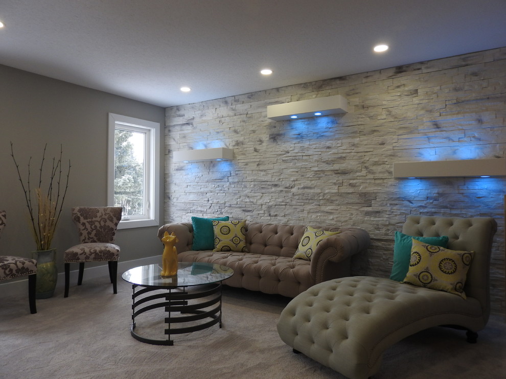 Ejemplo de sala de estar tipo loft contemporánea pequeña con paredes grises, moqueta y suelo beige