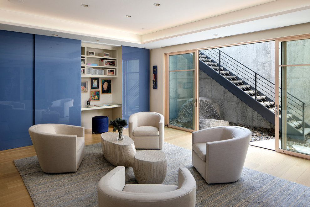 Diseño de sala de estar contemporánea con suelo de madera clara y alfombra