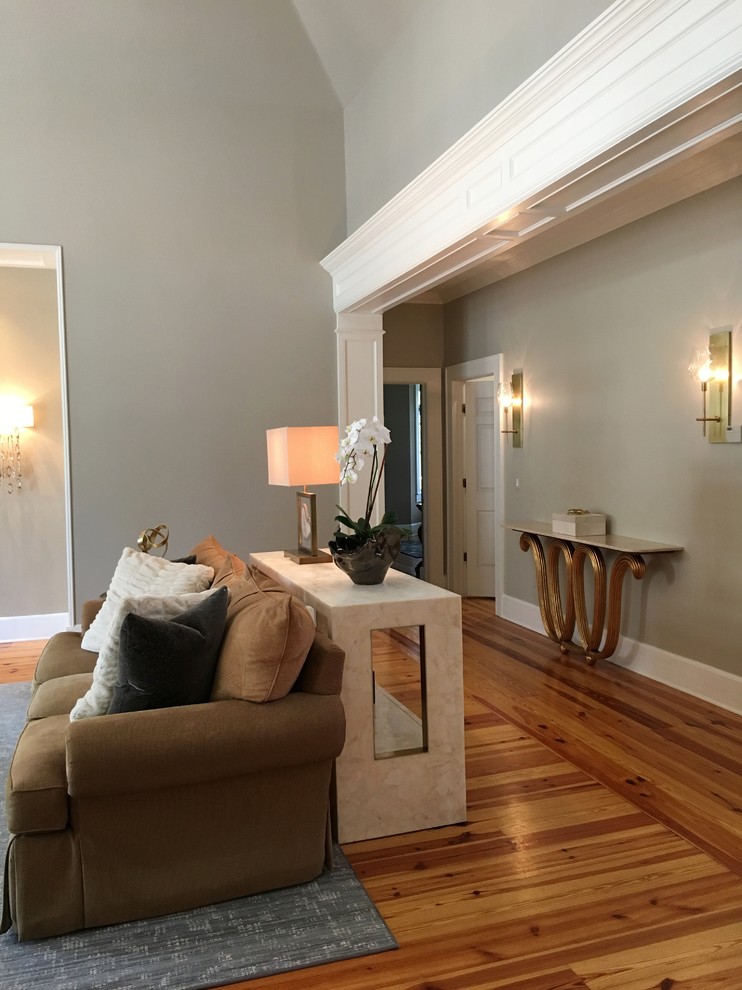 Стильный дизайн: большая гостиная комната в стиле неоклассика (современная классика) с серыми стенами, стандартным камином, фасадом камина из камня и телевизором на стене - последний тренд