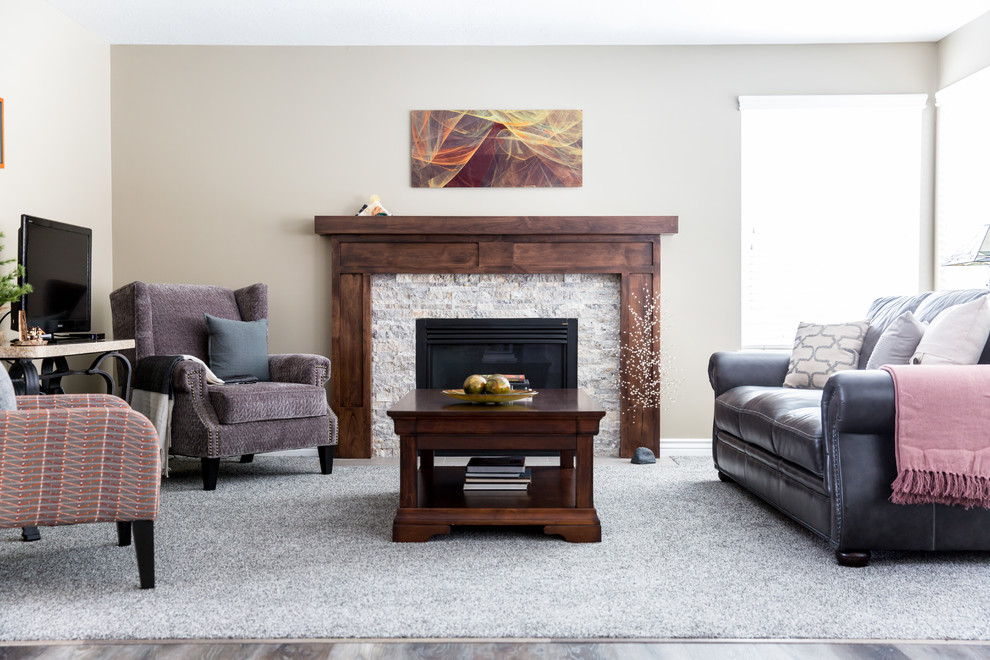 Diseño de sala de estar abierta tradicional renovada de tamaño medio con paredes beige, moqueta, todas las chimeneas, marco de chimenea de piedra, televisor independiente y suelo gris