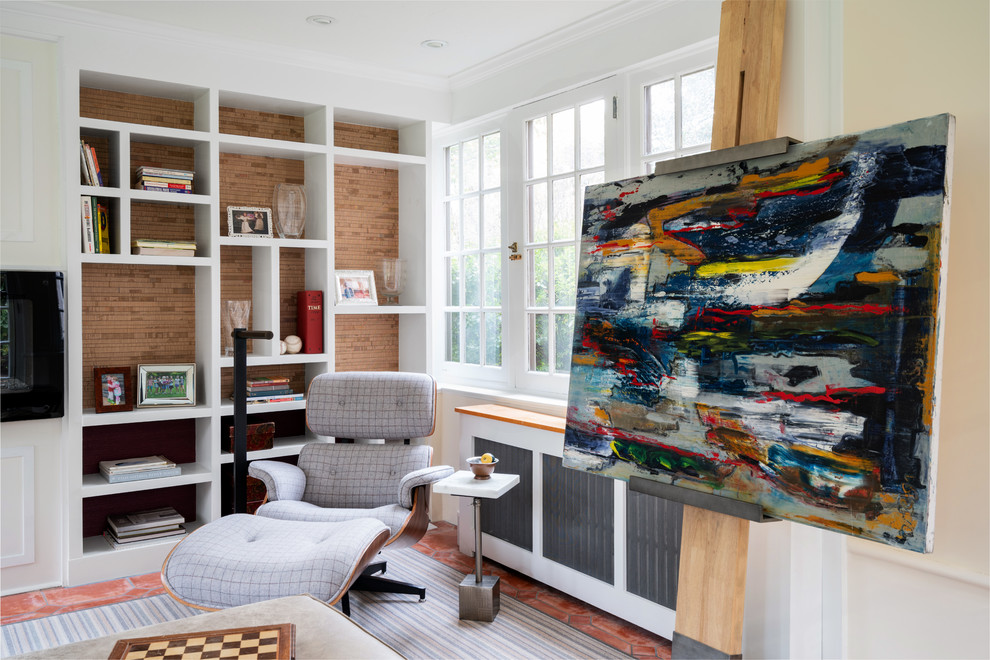 Ispirazione per un soggiorno minimalista di medie dimensioni e chiuso con libreria, camino sospeso, pareti bianche, pavimento in terracotta e pavimento rosso