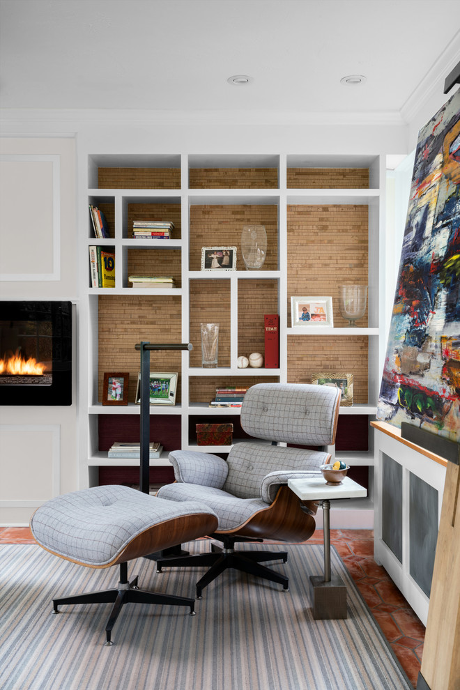 Imagen de sala de estar con biblioteca retro de tamaño medio con paredes blancas, suelo de baldosas de terracota, chimenea lineal y suelo rojo