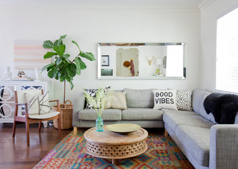 Imagen de sala de estar abierta vintage pequeña con paredes blancas y suelo de madera en tonos medios