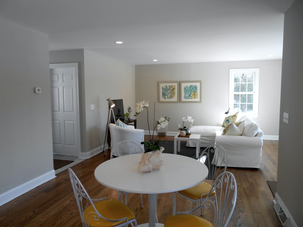 Example of a transitional family room design in Bridgeport