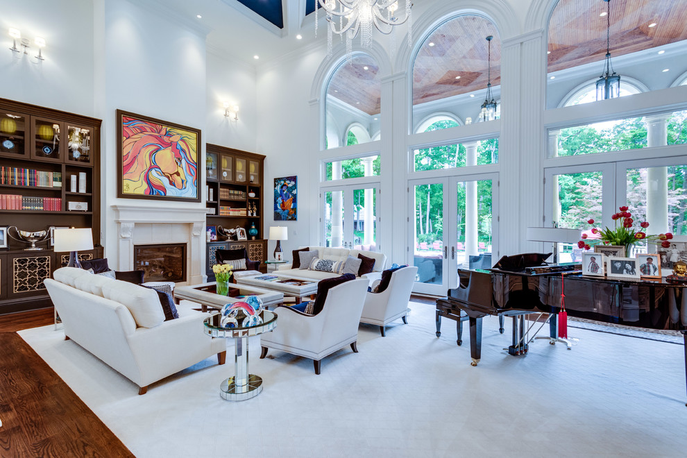 Diseño de sala de estar clásica con todas las chimeneas, marco de chimenea de piedra, paredes beige y moqueta