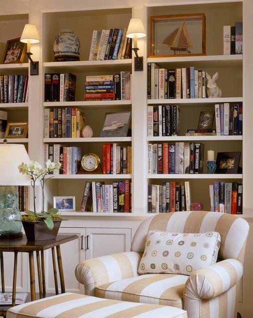 Immagine di un soggiorno stile marinaro di medie dimensioni e stile loft con libreria, pareti beige, parquet scuro e nessun camino