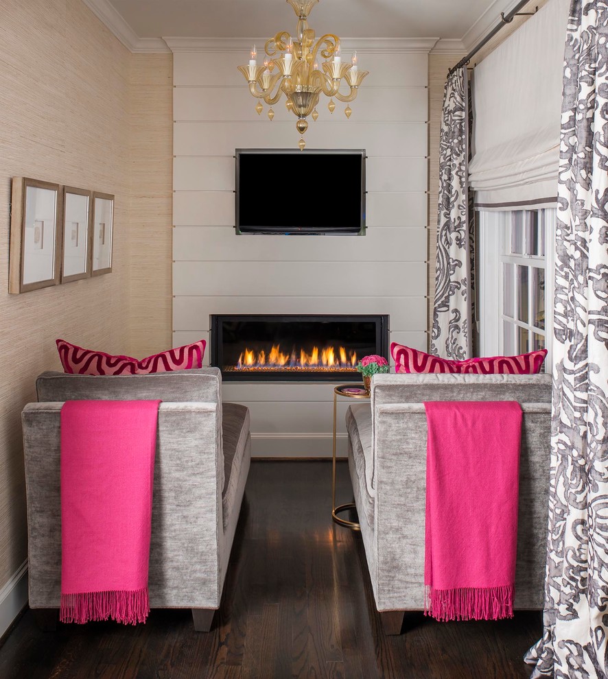 ダラスにあるトランジショナルスタイルのおしゃれなファミリールーム (ベージュの壁、濃色無垢フローリング、横長型暖炉、木材の暖炉まわり、壁掛け型テレビ) の写真
