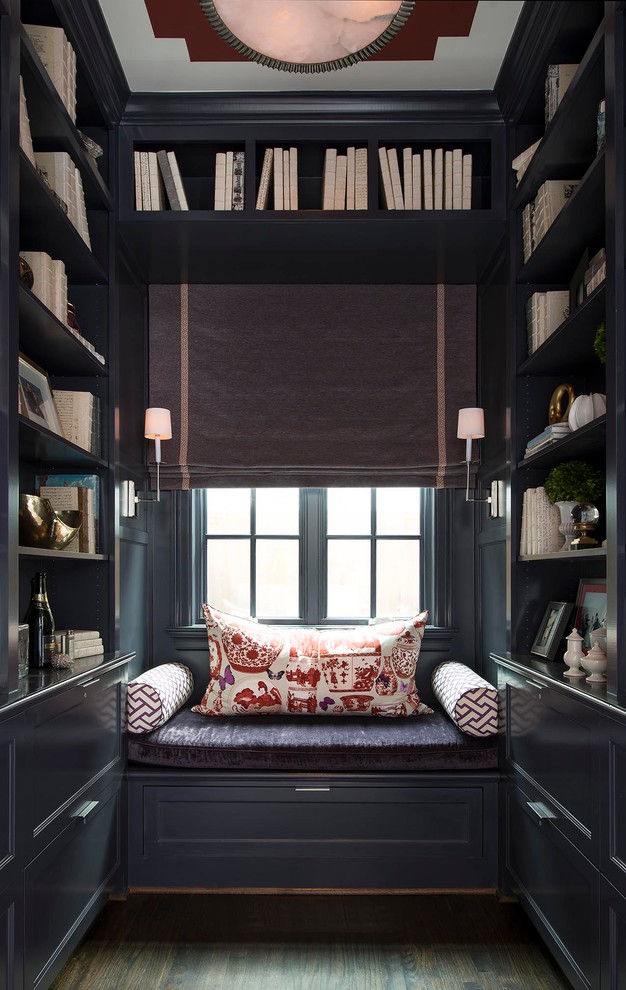 Свежая идея для дизайна: гостиная комната в стиле неоклассика (современная классика) с с книжными шкафами и полками, черными стенами и деревянным полом - отличное фото интерьера