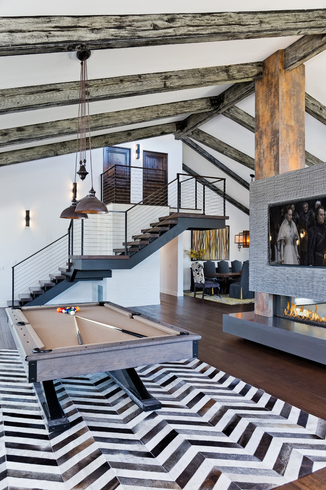 Geräumiges Modernes Wohnzimmer mit Hängekamin und Multimediawand in Los Angeles