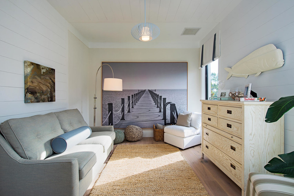 Ispirazione per un soggiorno stile marinaro con pareti bianche, parquet chiaro e tappeto