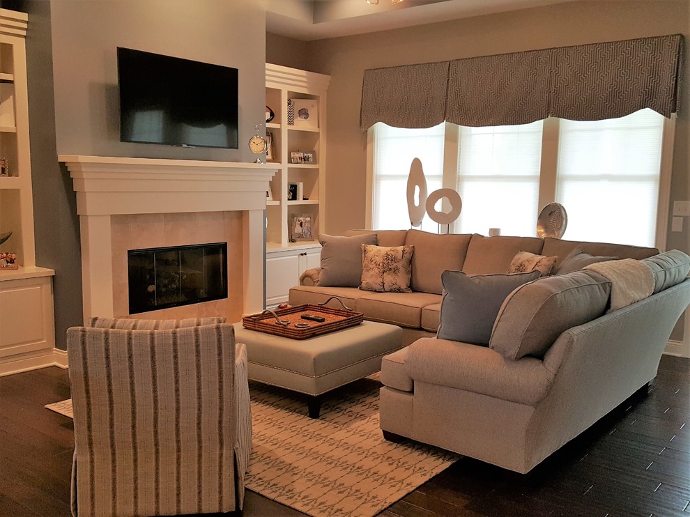 Источник вдохновения для домашнего уюта: открытая гостиная комната среднего размера в морском стиле с серыми стенами, темным паркетным полом, стандартным камином, фасадом камина из плитки и телевизором на стене