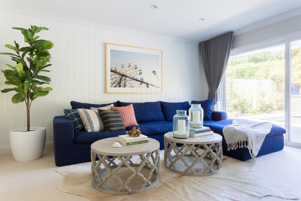 Diseño de sala de estar abierta contemporánea con paredes blancas y suelo beige