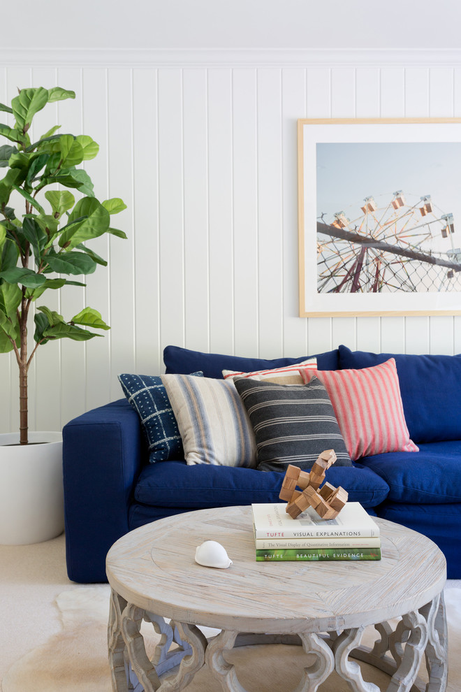 Imagen de sala de estar abierta contemporánea con paredes blancas y suelo beige