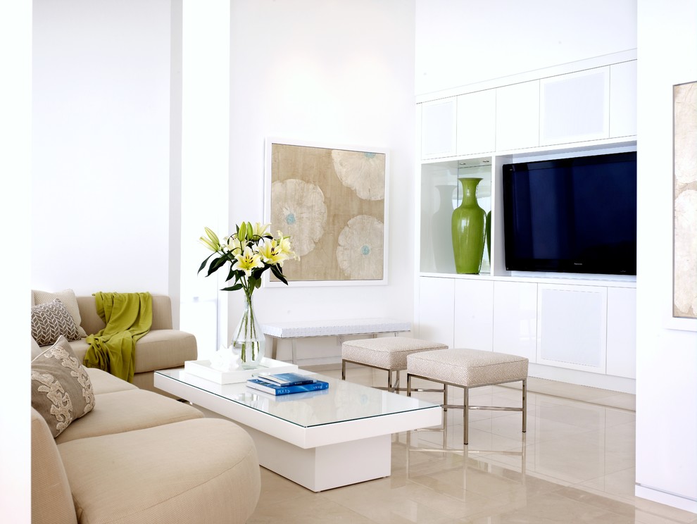 Inspiration pour une salle de séjour marine avec un mur blanc et un téléviseur encastré.