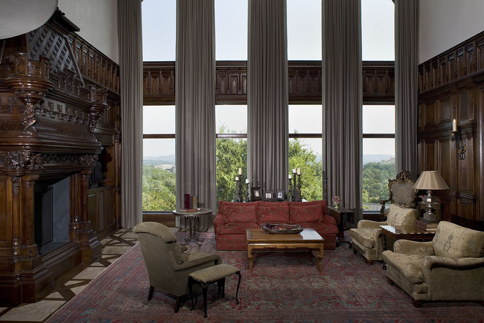 Foto de sala de estar clásica con marco de chimenea de madera y alfombra