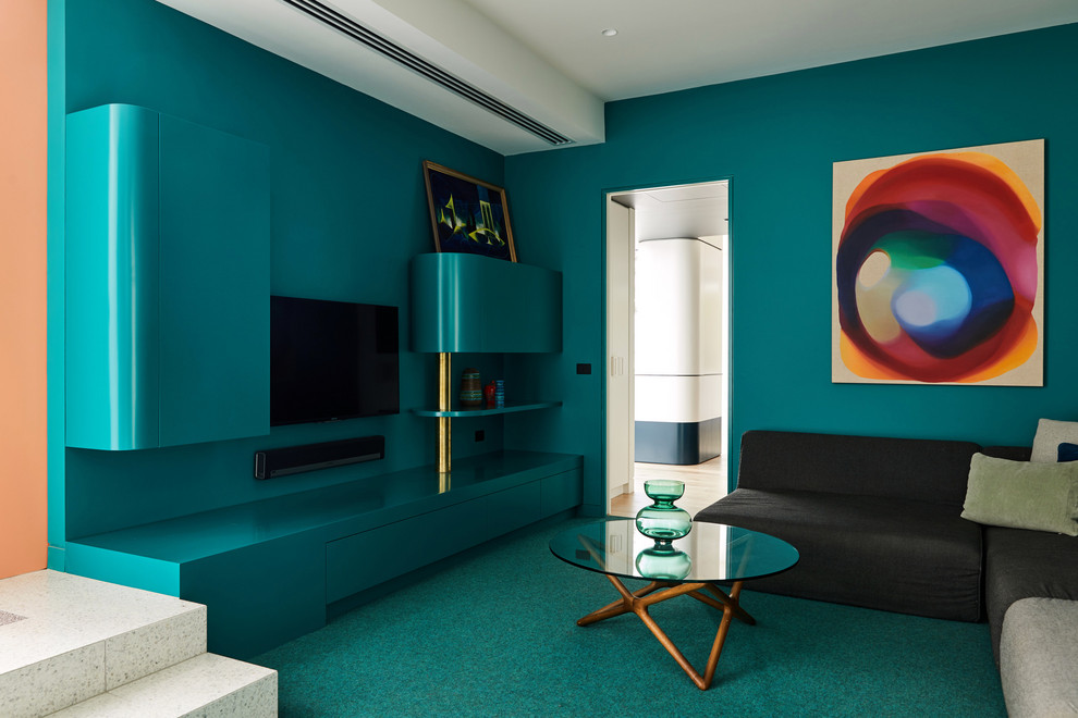 Идея дизайна: изолированная гостиная комната в современном стиле с зелеными стенами, ковровым покрытием, телевизором на стене и зеленым полом без камина