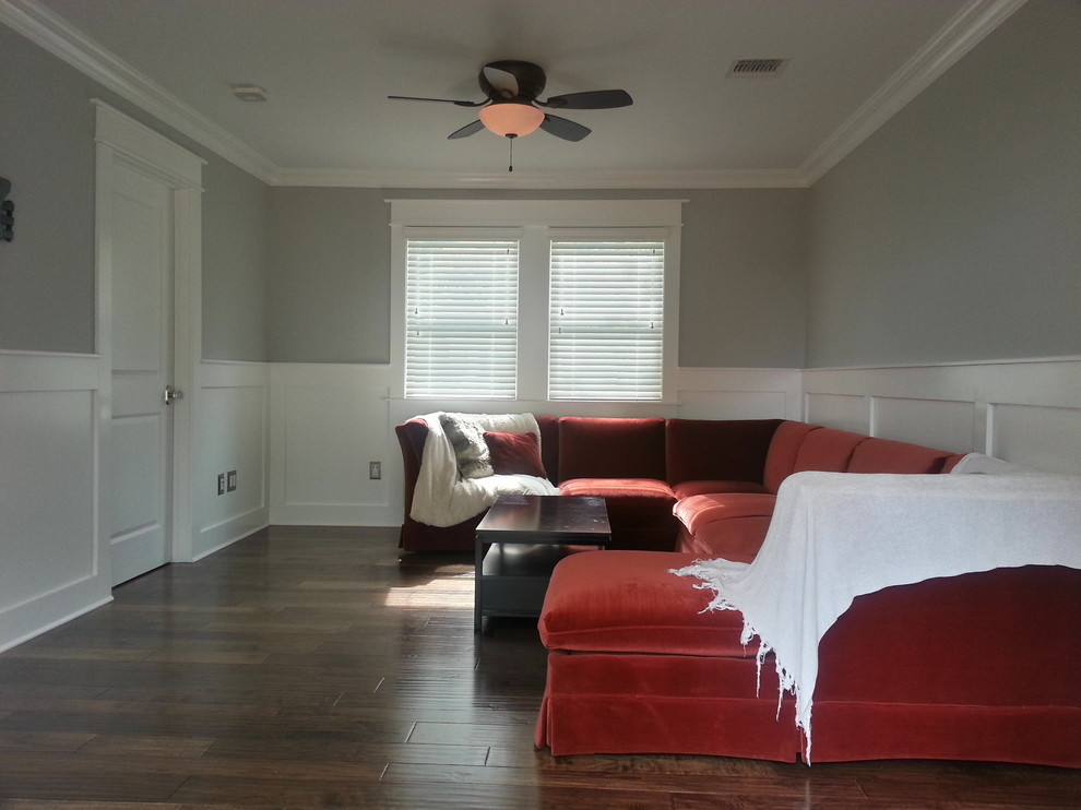 Imagen de sala de estar cerrada moderna de tamaño medio sin televisor con paredes grises y suelo de madera oscura