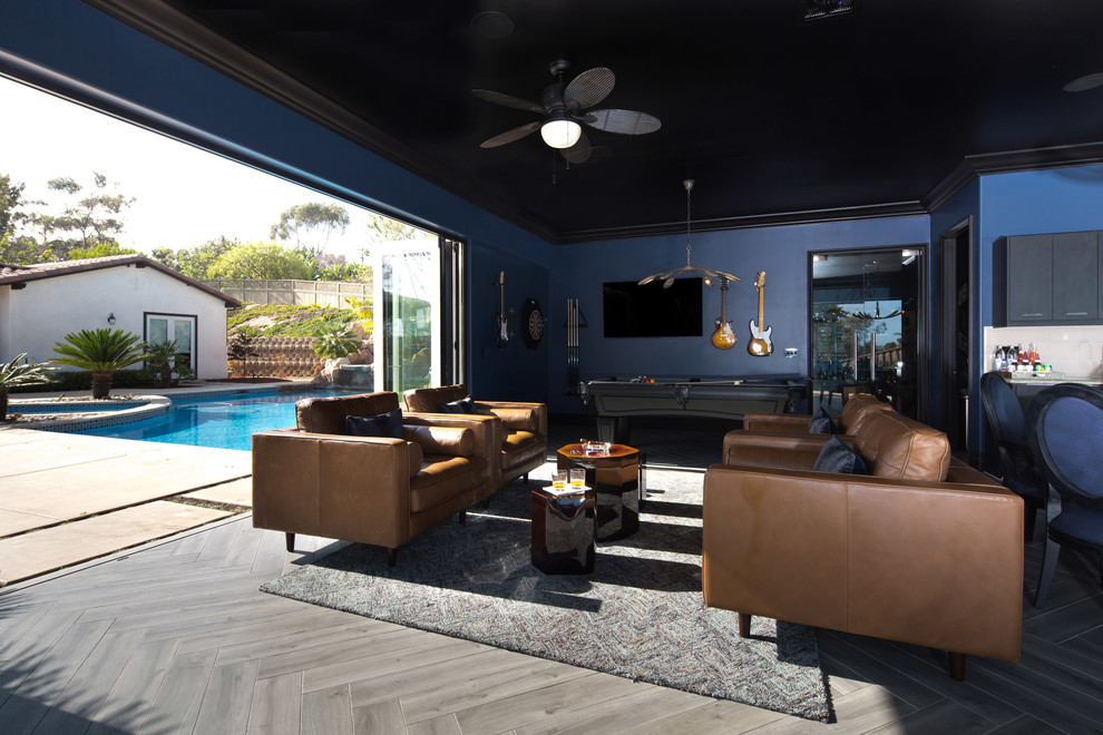 Ejemplo de sala de estar mediterránea grande con suelo de madera oscura y alfombra