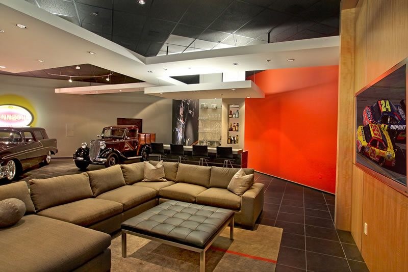 Immagine di un grande soggiorno classico aperto con pareti multicolore, pavimento con piastrelle in ceramica e nessuna TV