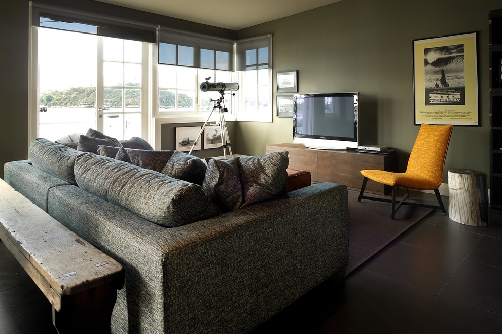 Ejemplo de sala de estar cerrada urbana de tamaño medio con paredes grises, suelo de baldosas de porcelana, televisor independiente y suelo gris