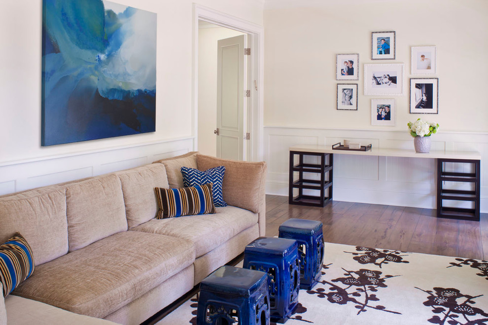 Modelo de sala de estar contemporánea con paredes beige y suelo de madera en tonos medios