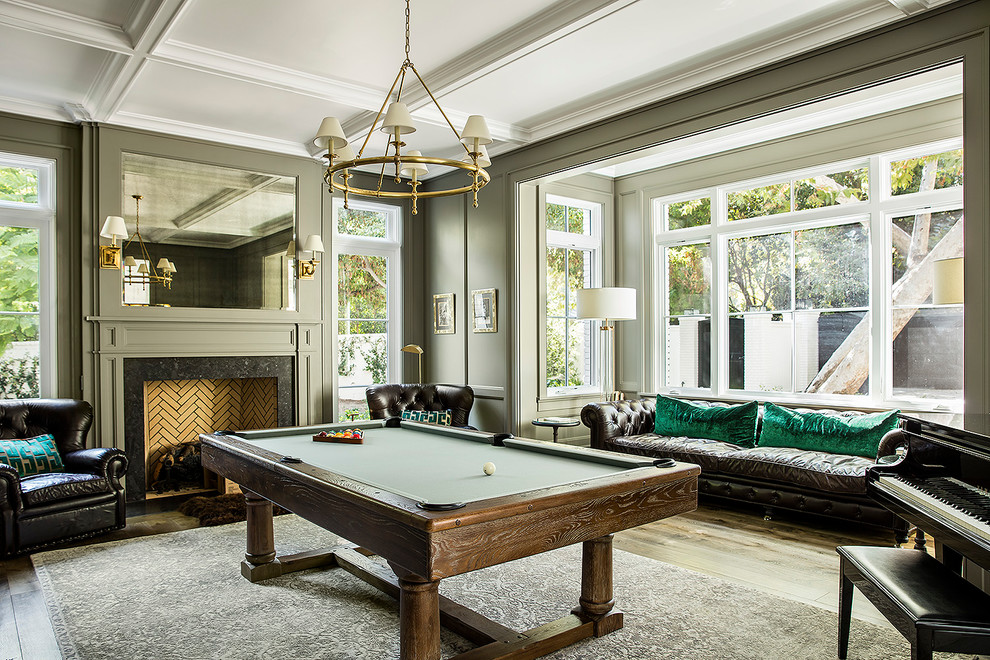 Modelo de sala de estar clásica con paredes grises, suelo de madera oscura, todas las chimeneas y alfombra