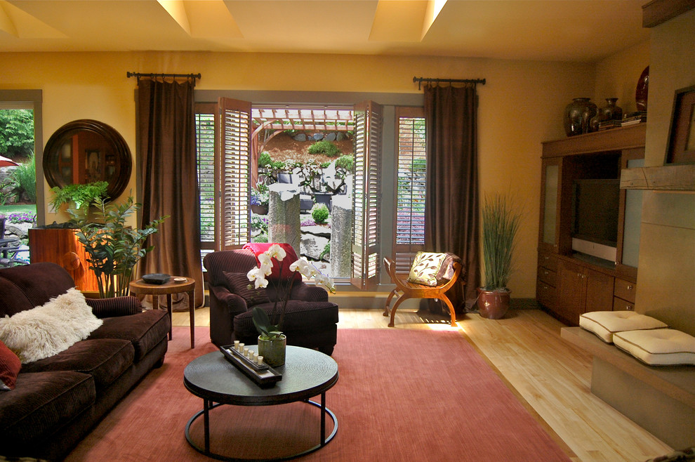 Wohnzimmer mit gelber Wandfarbe und hellem Holzboden in Portland