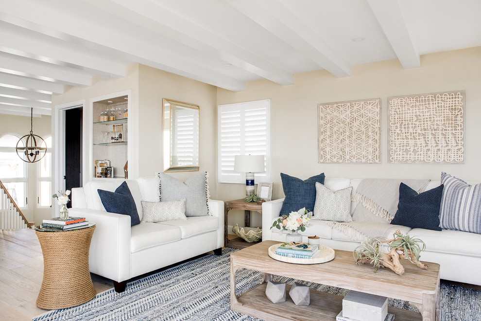 Mittelgroßes, Offenes Maritimes Wohnzimmer mit Hausbar und hellem Holzboden in Los Angeles