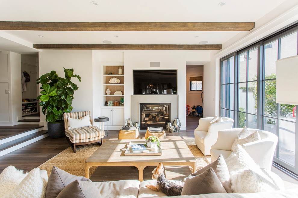 Offenes Maritimes Wohnzimmer mit weißer Wandfarbe, braunem Holzboden, TV-Wand und braunem Boden in Los Angeles