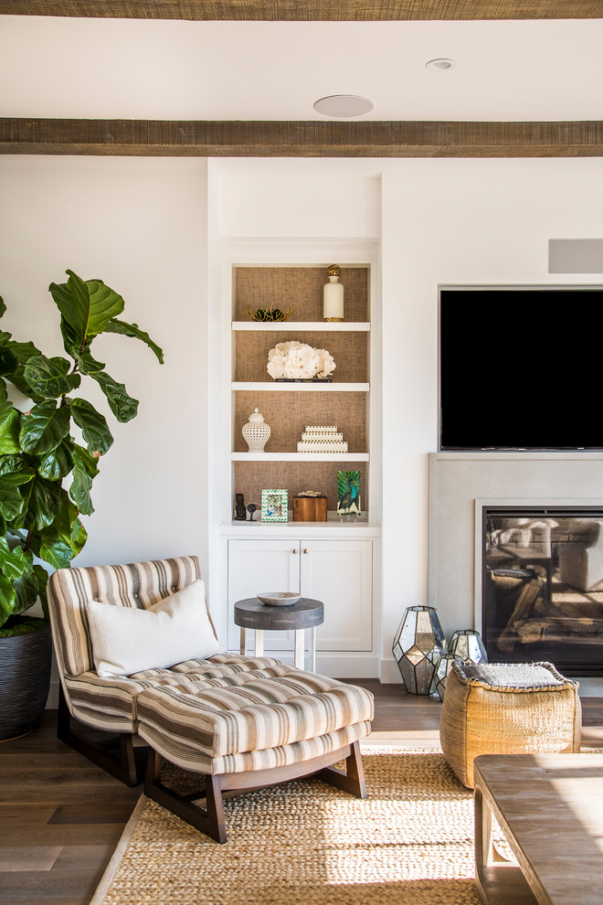 Idee per un soggiorno costiero aperto con pareti bianche, pavimento in legno massello medio, TV a parete e pavimento marrone