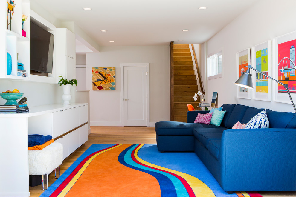 Источник вдохновения для домашнего уюта: открытая гостиная комната среднего размера в современном стиле с белыми стенами, светлым паркетным полом и телевизором на стене