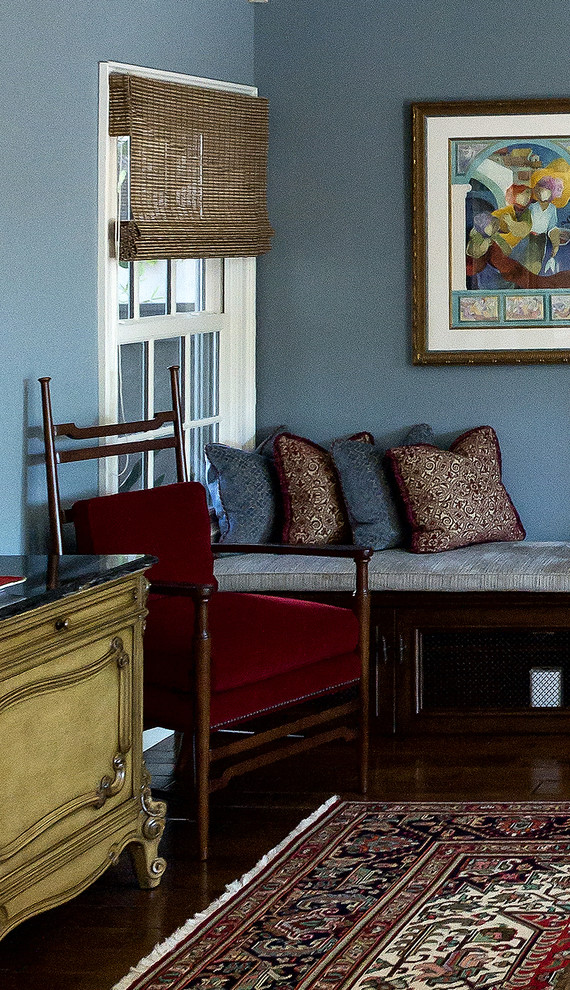 Mittelgroßes, Abgetrenntes Klassisches Wohnzimmer mit blauer Wandfarbe, dunklem Holzboden, Kamin, gefliester Kaminumrandung und TV-Wand in Los Angeles