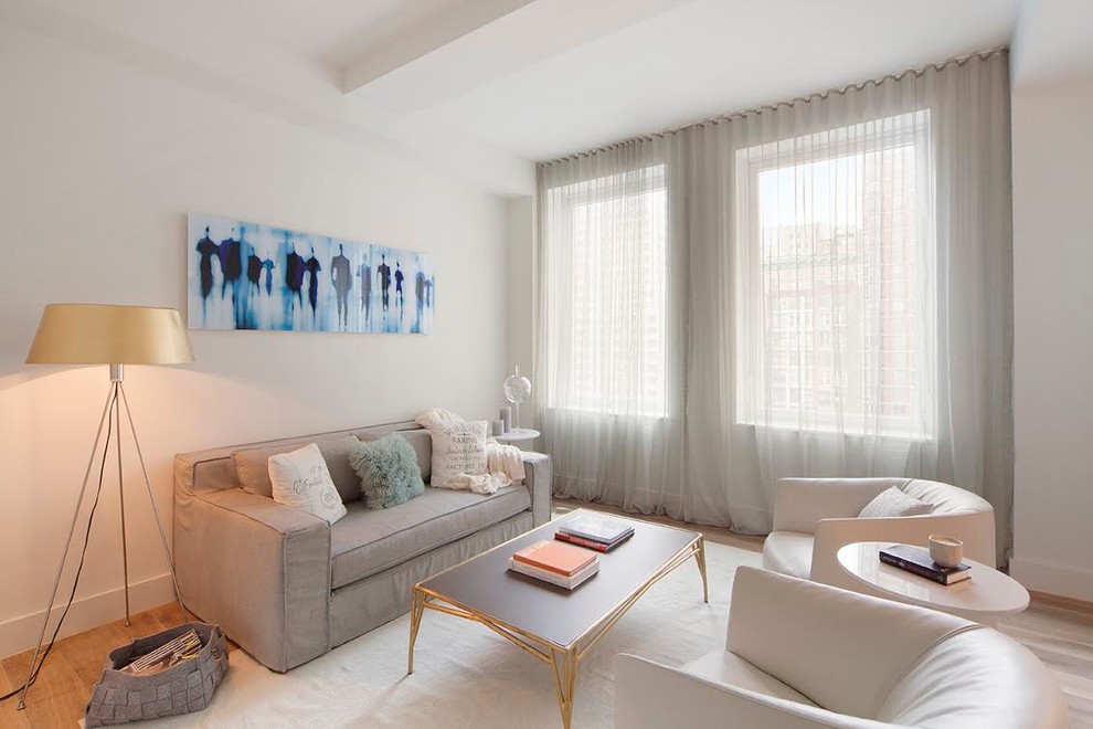 Foto di un soggiorno design di medie dimensioni e chiuso con pareti bianche e pavimento in legno massello medio