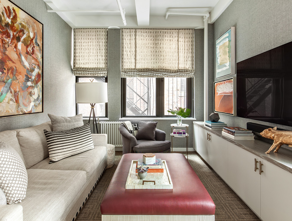 Diseño de sala de estar cerrada contemporánea de tamaño medio sin chimenea con paredes grises, televisor colgado en la pared, moqueta y suelo marrón