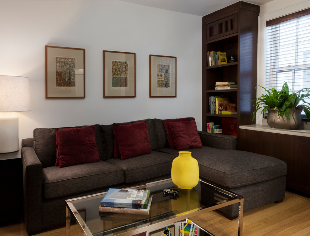 Imagen de sala de estar abierta moderna grande sin chimenea con paredes blancas y suelo de madera clara