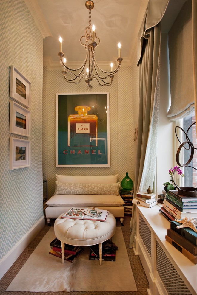 Immagine di un piccolo soggiorno classico chiuso con tappeto