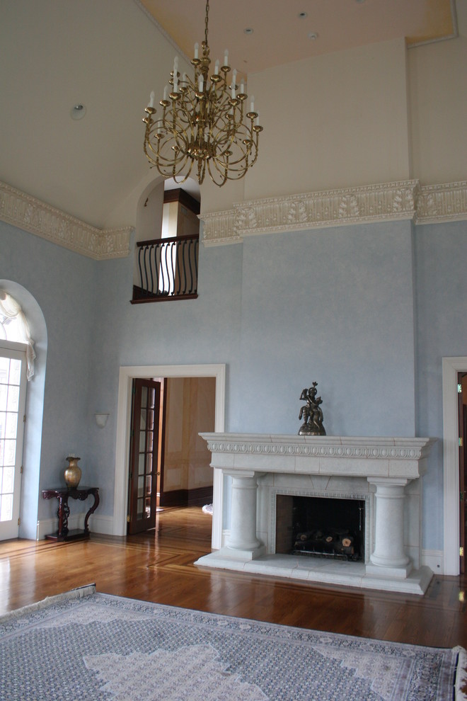 Пример оригинального дизайна: большая гостиная комната в классическом стиле с музыкальной комнатой, синими стенами, паркетным полом среднего тона, стандартным камином и фасадом камина из бетона