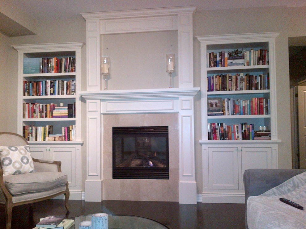 Ejemplo de sala de estar tradicional renovada sin televisor con suelo de madera oscura, chimenea de doble cara y marco de chimenea de baldosas y/o azulejos