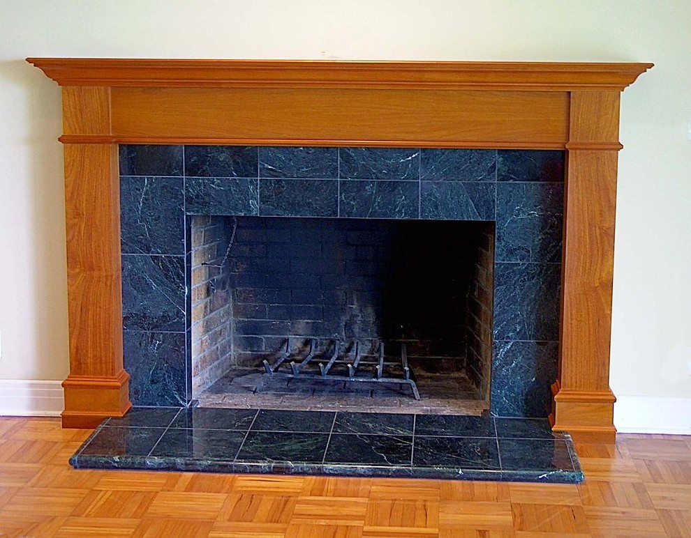 サンディエゴにある高級な広いトラディショナルスタイルのおしゃれなファミリールーム (標準型暖炉、木材の暖炉まわり) の写真