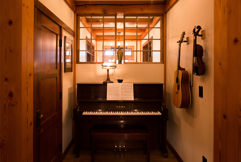 Пример оригинального дизайна: маленькая открытая гостиная комната в стиле кантри с музыкальной комнатой, бежевыми стенами и паркетным полом среднего тона без телевизора для на участке и в саду