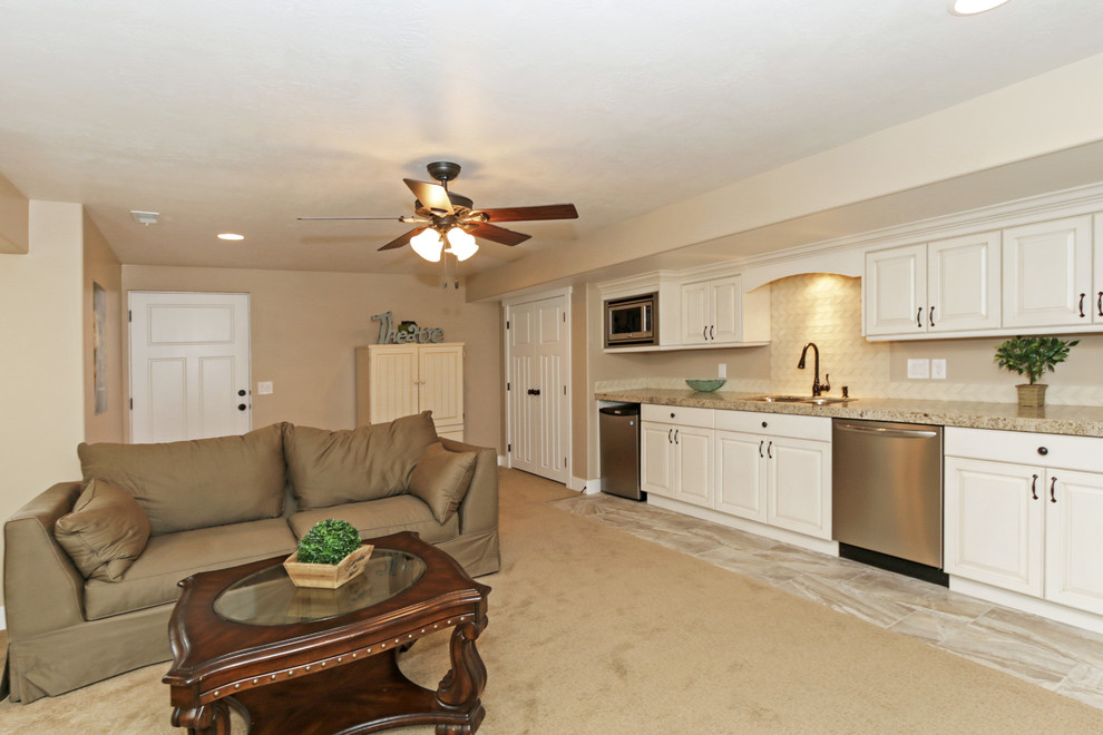 Cette photo montre une grande salle de séjour craftsman ouverte avec un mur beige, moquette et un téléviseur encastré.