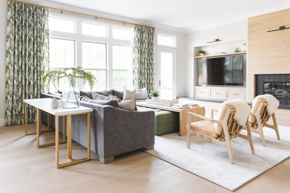 Foto di un soggiorno design aperto con pareti bianche, parquet chiaro, TV a parete e pavimento beige