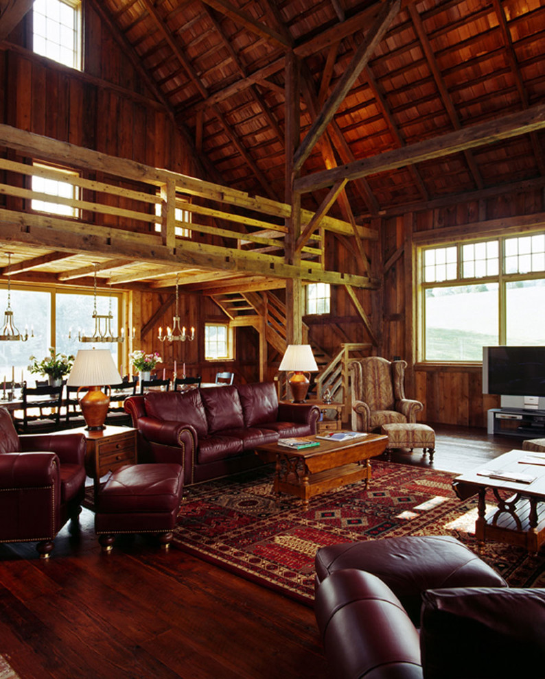 Großes, Offenes Country Wohnzimmer mit brauner Wandfarbe, dunklem Holzboden und freistehendem TV in Burlington