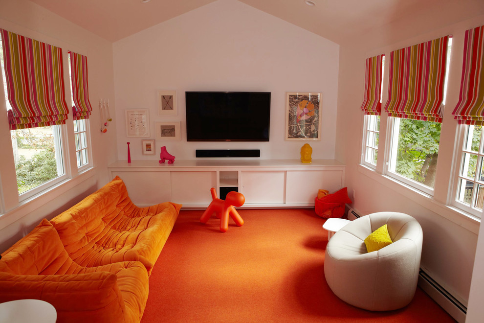 Ispirazione per un soggiorno minimalista di medie dimensioni e chiuso con pareti bianche, moquette, nessun camino, TV a parete e pavimento arancione