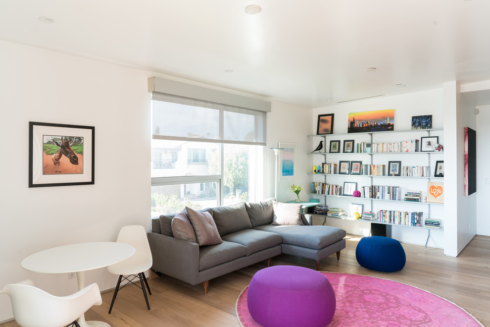 Foto de sala de estar abierta ecléctica con paredes blancas y suelo de madera clara