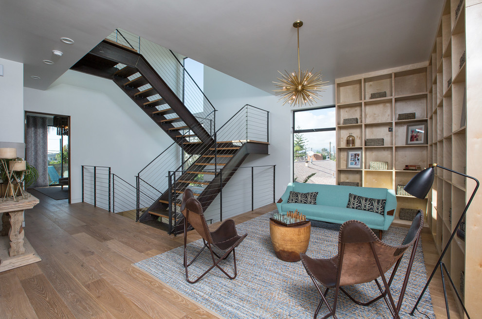 Imagen de sala de estar tipo loft contemporánea con paredes blancas, suelo de madera en tonos medios y alfombra