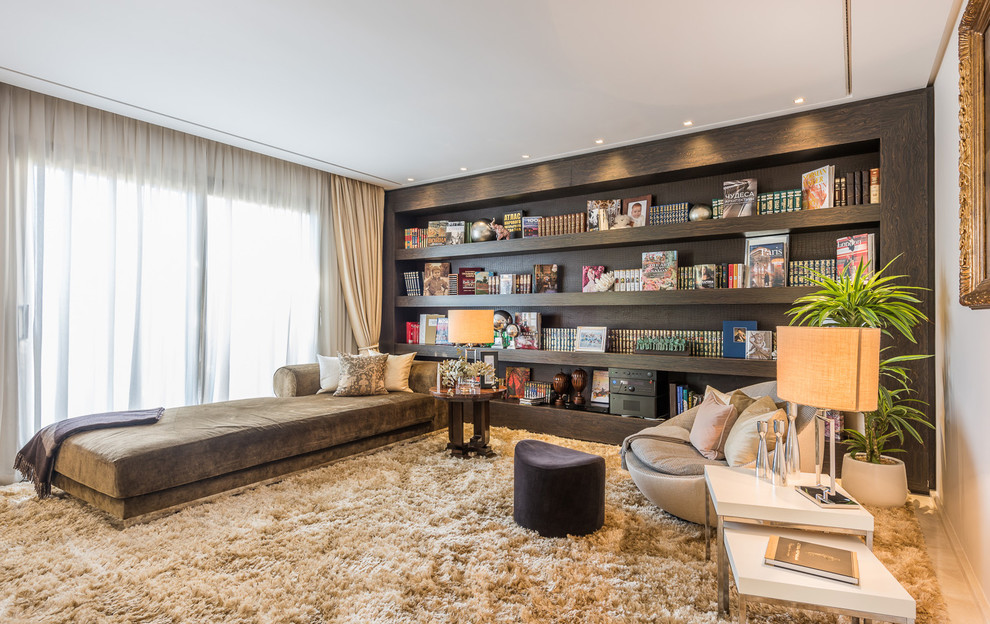 Imagen de sala de estar con biblioteca contemporánea grande con paredes blancas, suelo de mármol y suelo beige